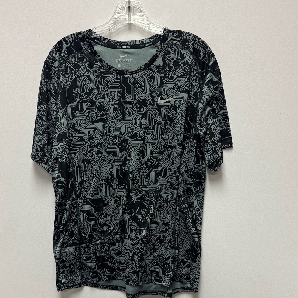 Nike Men's Black and Gray Circuit Pattern Tee